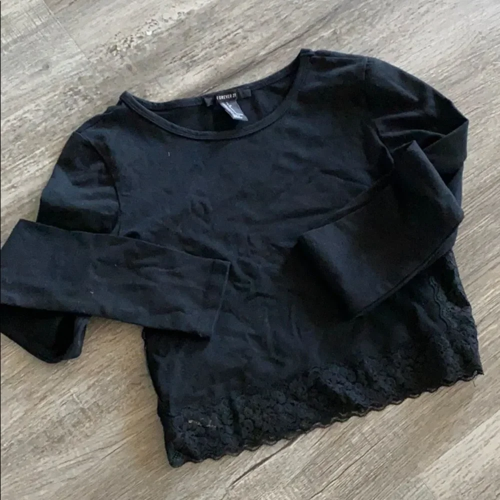Nwot Lace accent crop top